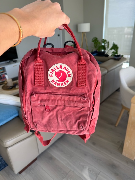 fjallraven backpack mini pink Fjällräven Kånken Unisex Travel - Side Slip Pocket - Adjustable Shoulder Straps this bag stands out in the elegant Chalk Rose colour and is crafted from 100% Vinylon F material Fjällräven KÅNKEN MINI UNISEX -